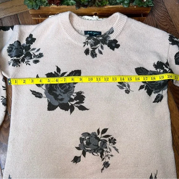 Faith & Zoe | Floral Sweater - Picture 2 of 5